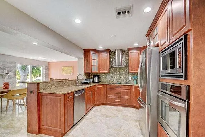 4 bed, 3.0 bath, 2200 sqft, $5,300 — Photo 2