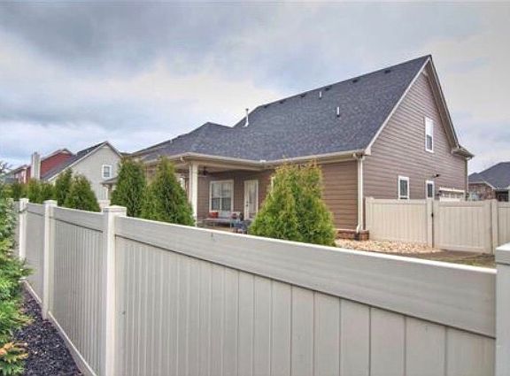 2nd image of 4121 Maximillion Cir