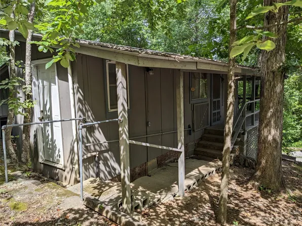 201 McMillan Dr, Hendersonville, NC 28792