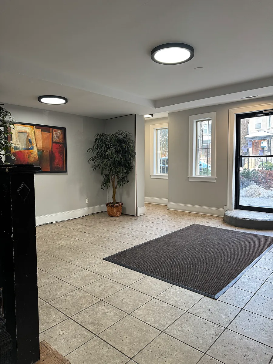 Building Photo - 6818-1 N Wayne Ave #104