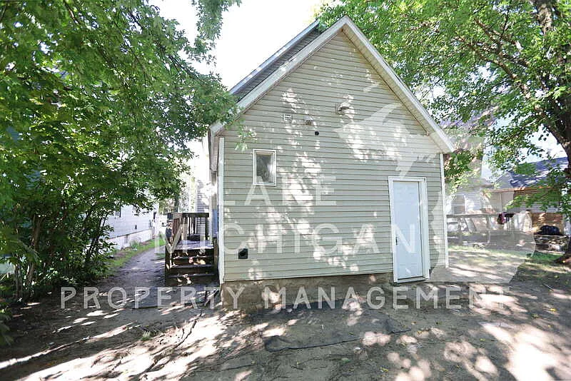 3 bed, 1.0 bath, 900 sqft, $1,695 — Photo 1