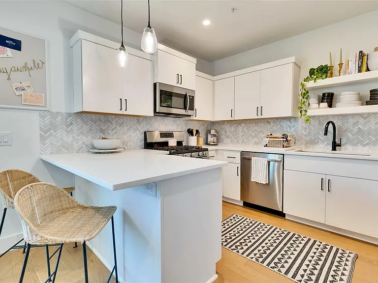 1128 Chicon St #201 — Photo 6