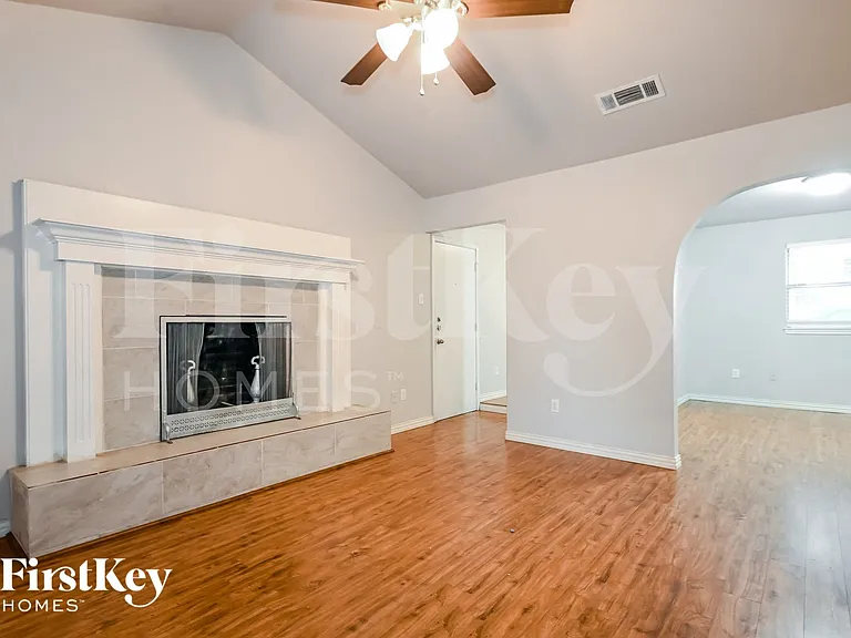 302 Shorewood Dr — Photo 3