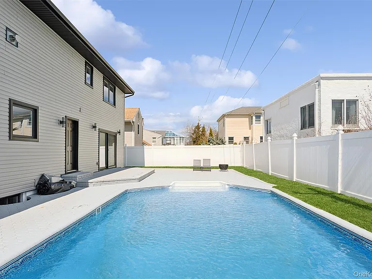 88 Mark Ln — Photo 17