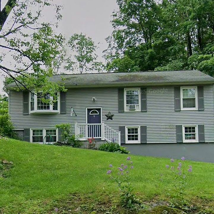 1st image of 9 Oak Tree Dr