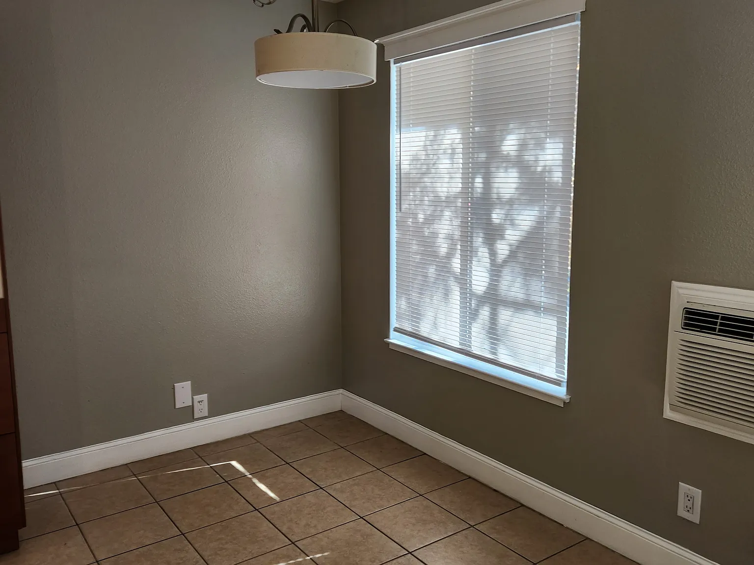 1 bed, 700 sqft, $1,200 — Photo 2