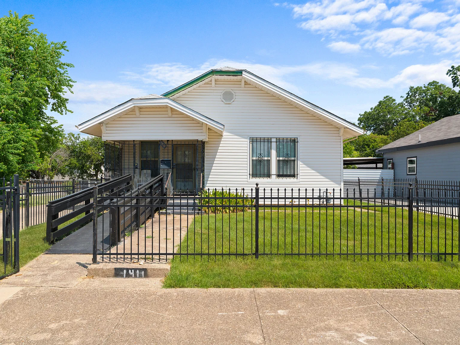 1407 Claude St — Photo 1
