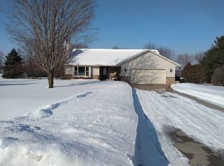 W9374 Oakwood Dr, Hortonville, WI 54944