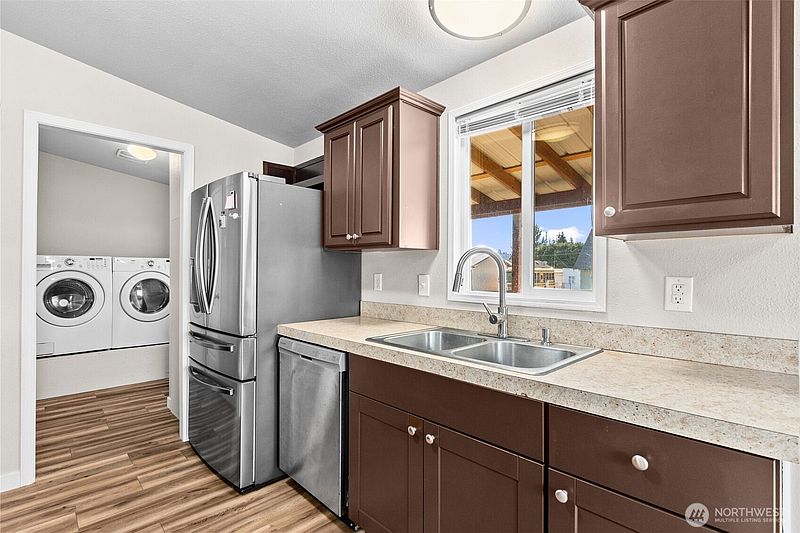 5th image of 624 Fir Street