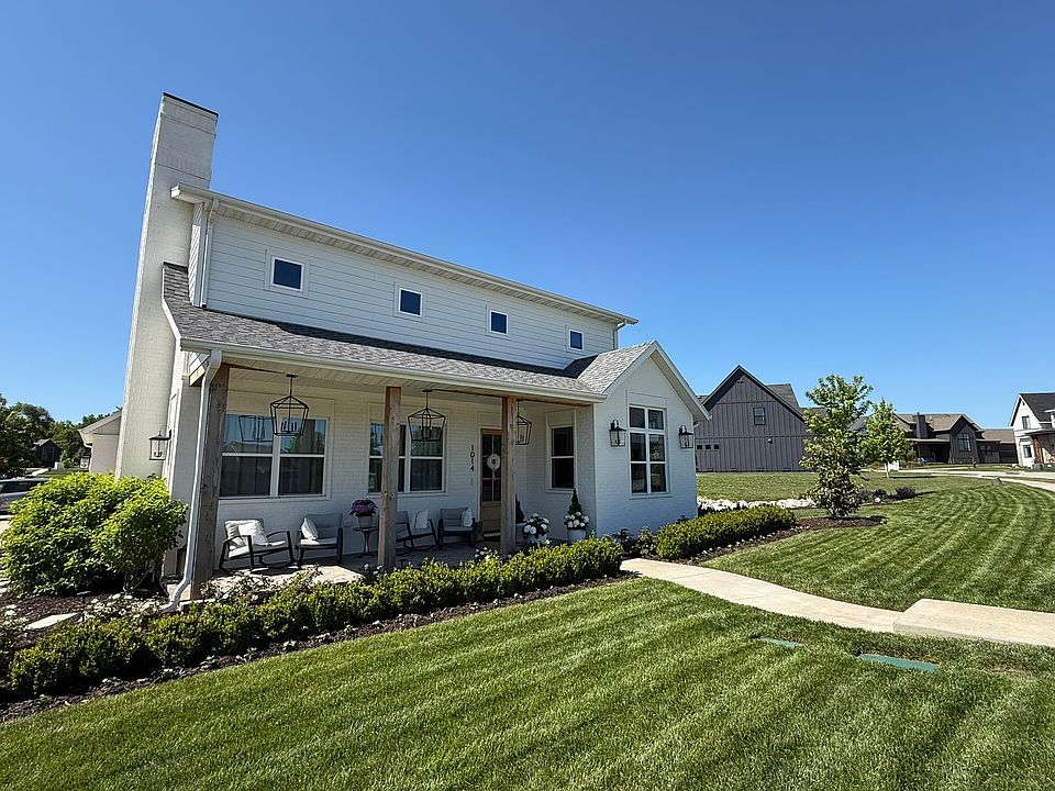 1014 E Valley Trail Drive Front Yard features over 100 Boxwoods and 24 White Knock-Out Roses. The exterior of the home features 12 Glass-Enclosed Sconces and over 48 Landscape Path and Uplights.
