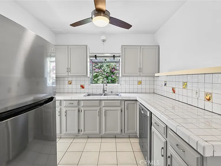 1145 N Genesee Ave — Photo 6
