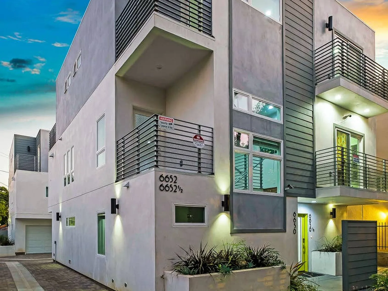 3 Bed Modern Townhome + 2-Car Private Garage — Photo 2