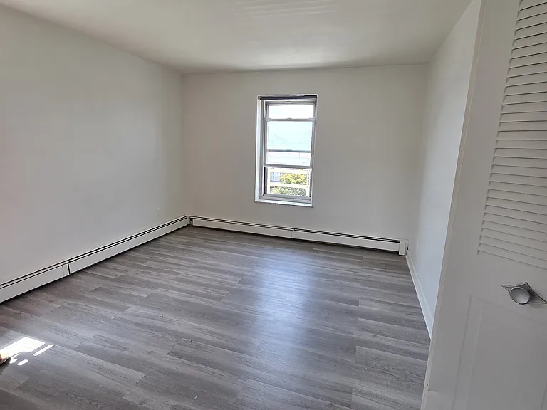 445 Broad Ave #2C — Photo 2