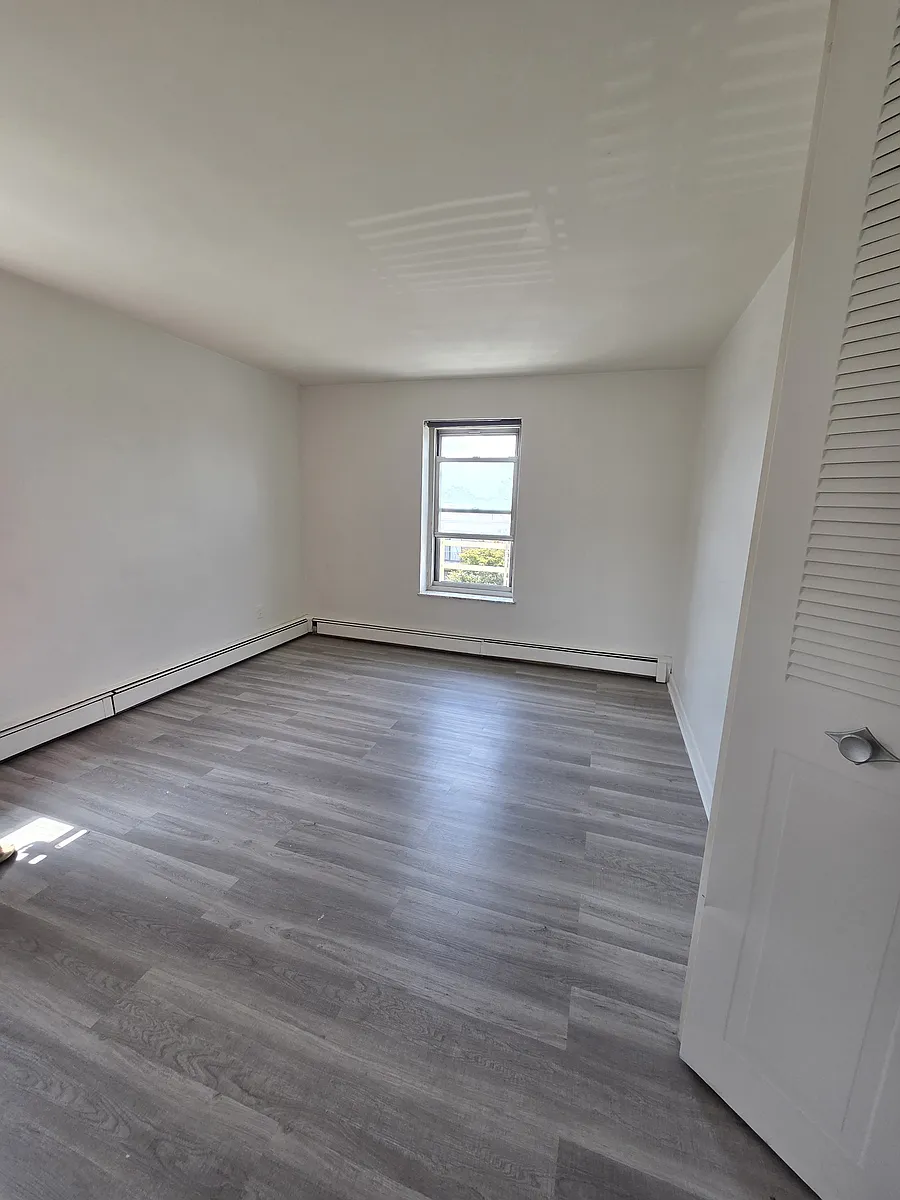 Building Photo - 445 Broad Ave #2C