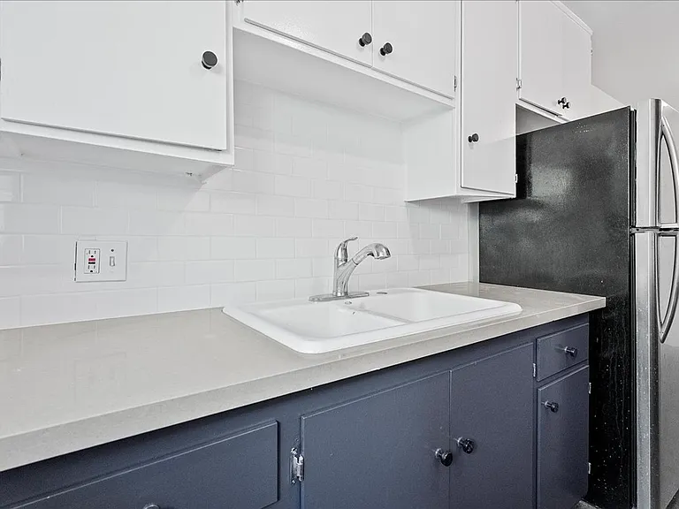1437 E Windsor Rd #2 — Photo 5