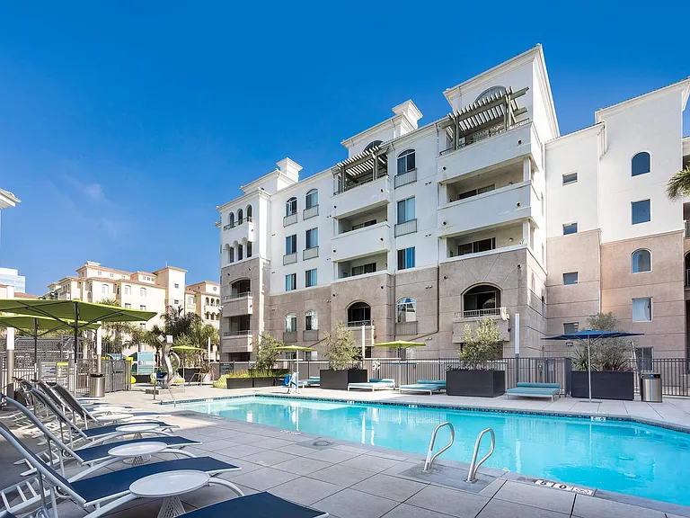 La Jolla Crossroads Apartments — Photo 10
