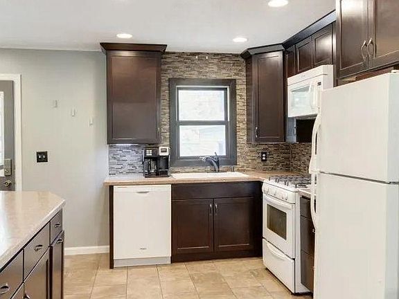 5th image of 2400-70 1st St