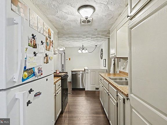 3rd image of 32 Pine Rd