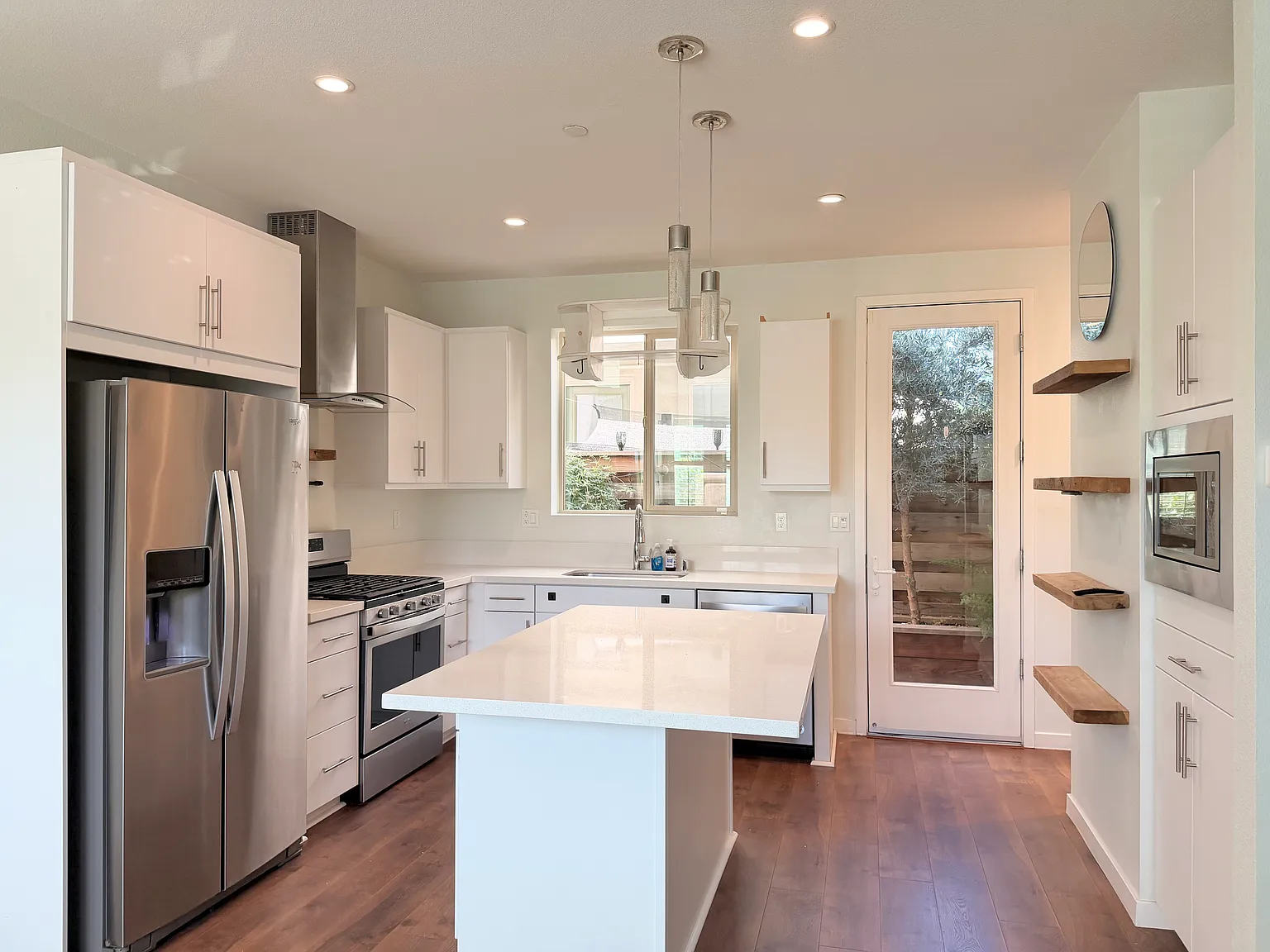 2 bed, 2.5 bath, 1045 sqft, $2,600 — Photo 3