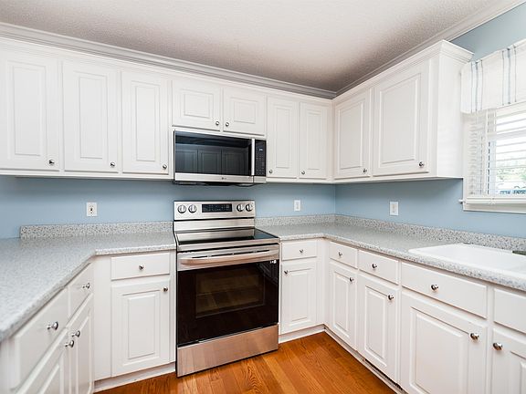 5th image of 113 Brooke Lee Cir