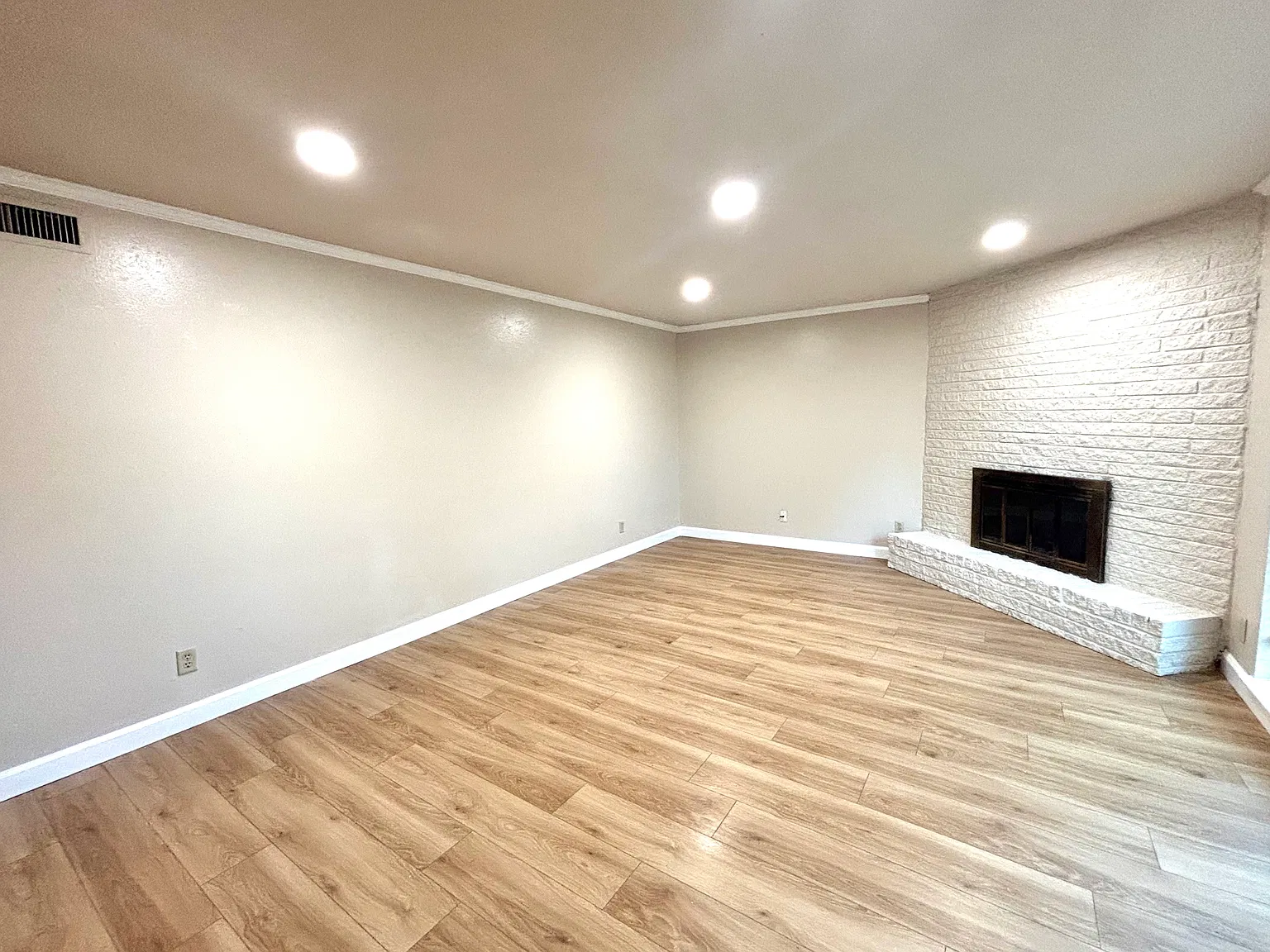 2940 Rolling Hills Dr — Photo 3