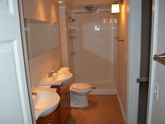 5th image of 915 Richardson St
