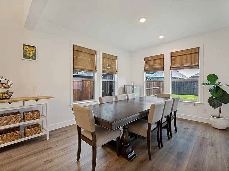 724 Danbury St — Photo 9