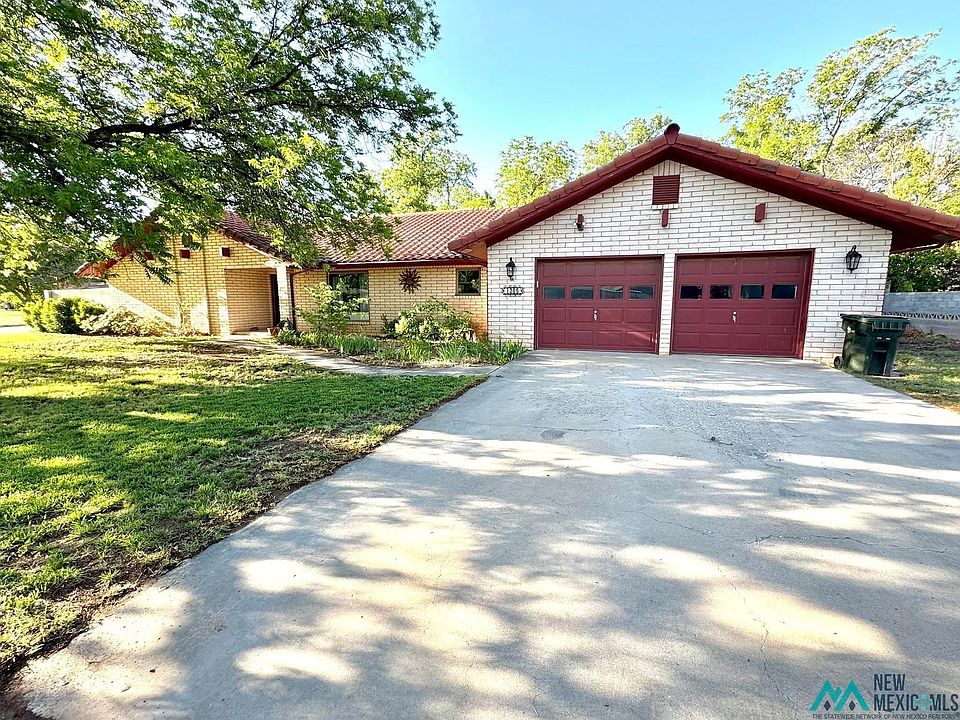 1st image of 1305 S Country Club Cir