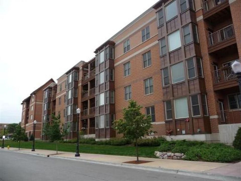 1st image of 930 Curtiss St Unit 301