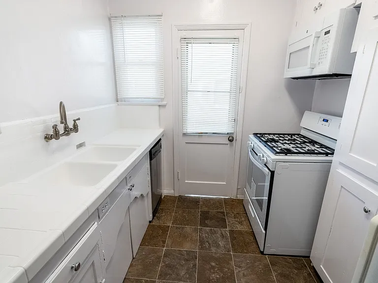 147 North Hamilton Drive — Photo 6