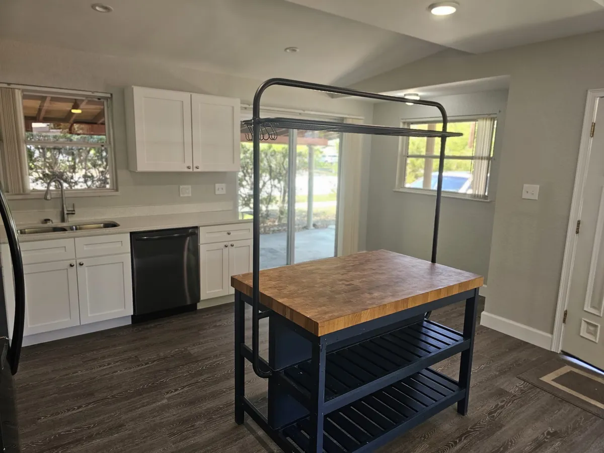 Kitchen - 4318 W Corona St