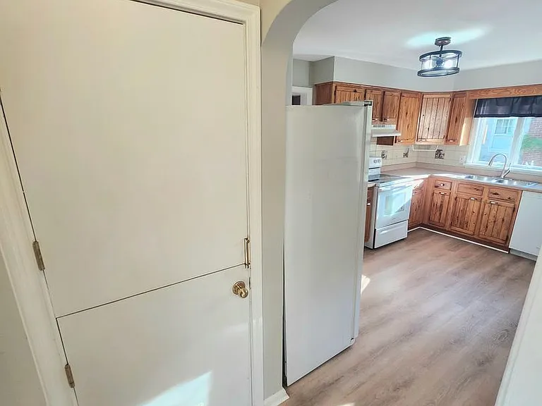 21 Glenmont Dr — Photo 9