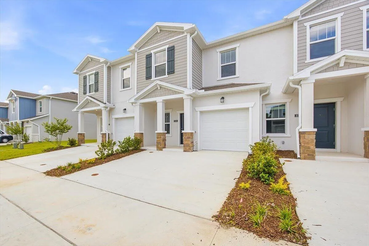 3 bed, 2.5 bath, 1834 sqft, $1,900 — Photo 2