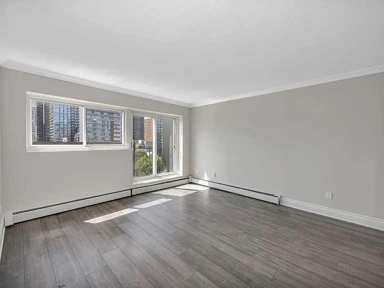 215 Clarence St — Photo 44