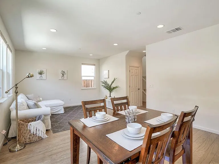 113 Caspian Way — Photo 4