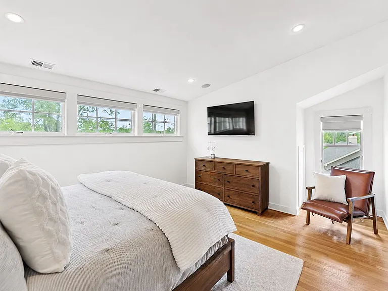5213 Cathedral Ave NW — Photo 25