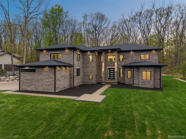 6675 College Park Dr, Clarkston, MI 48346