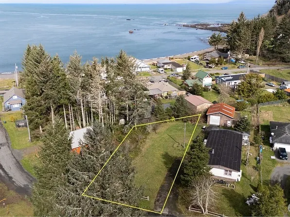 42 Fisherman Street, Clallam Bay, WA 98326