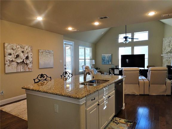 4th image of 640 Darian Dr