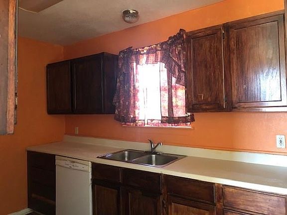 5th image of 1095 E Main St