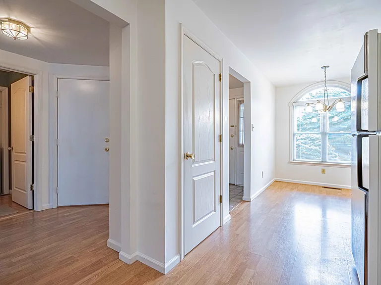 323 Surrey Pl — Photo 22
