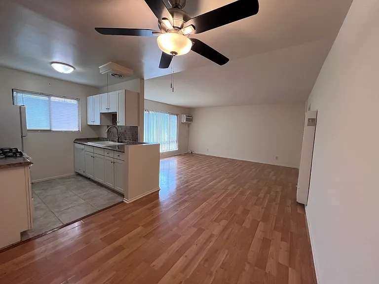 2601 W Victory Blvd #J — Photo 2