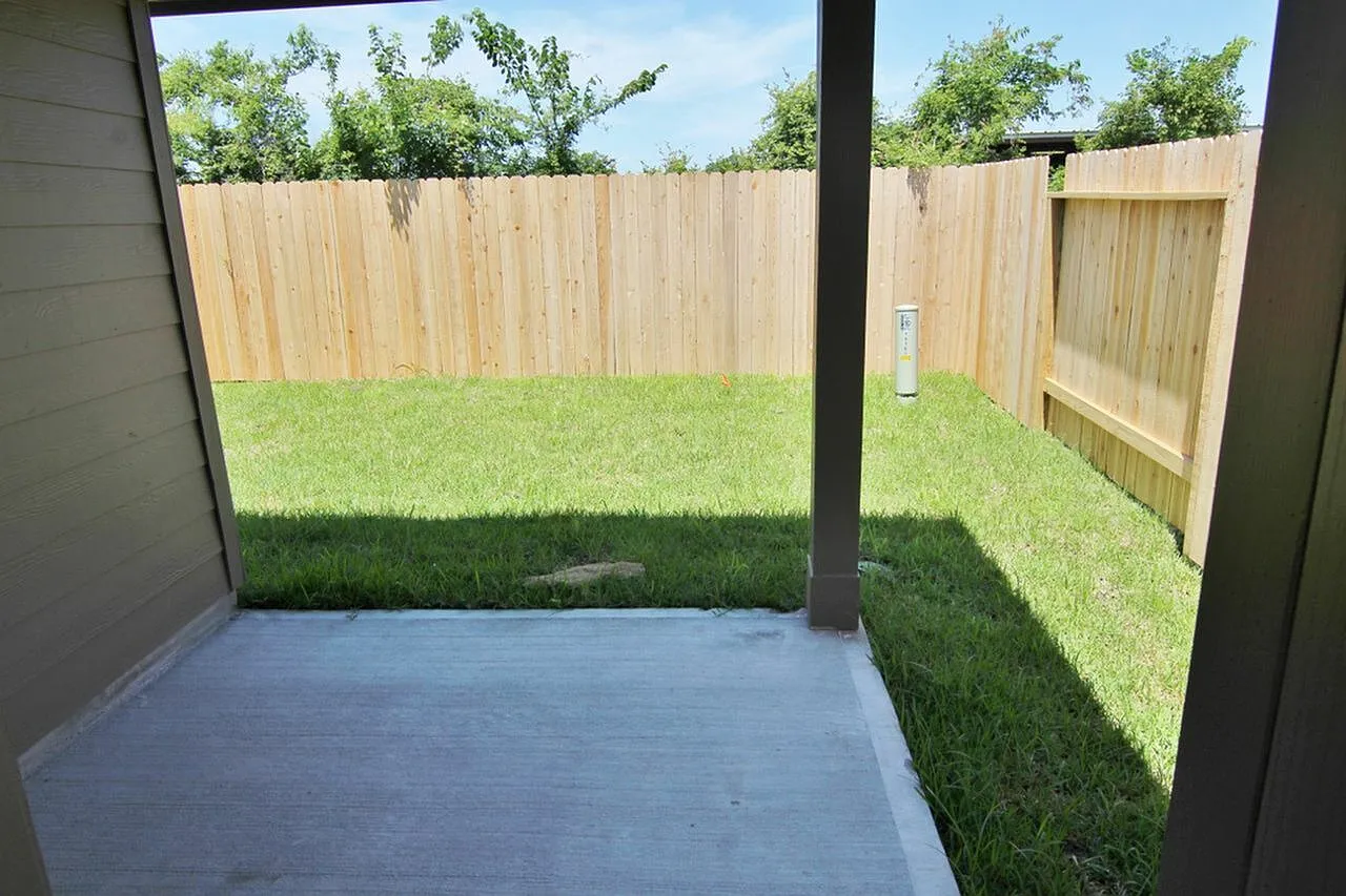 Almeda Trace — Photo 3