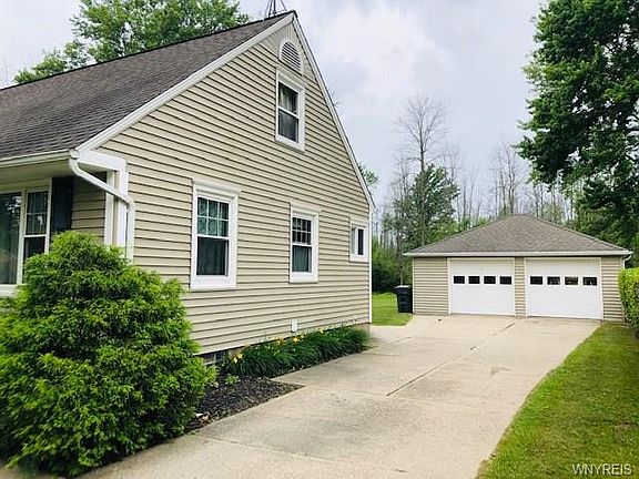 3rd image of 310 Drake Dr