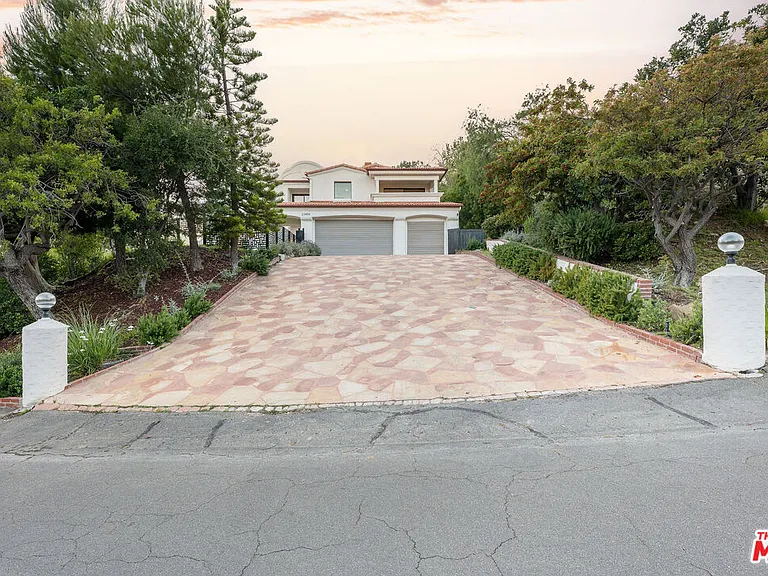 23458 W Moon Shadows Dr — Photo 51