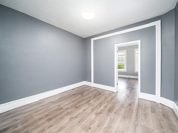 5th image of 122 Mallory Ave #2