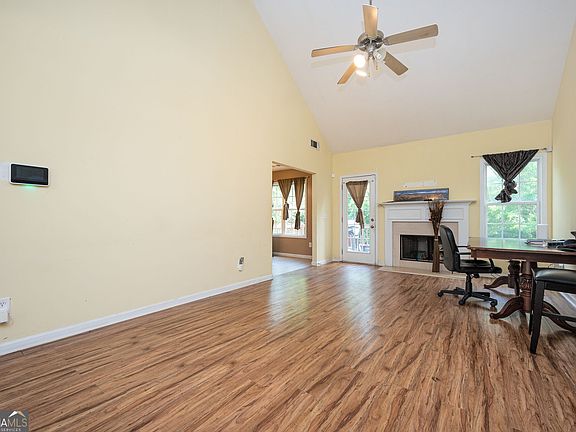 4th image of 80 Lumby Ln