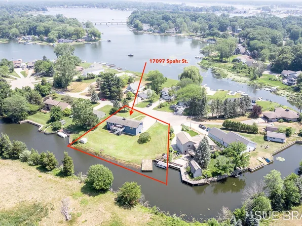 17097 Spahr Rd, Spring Lake, MI 49456