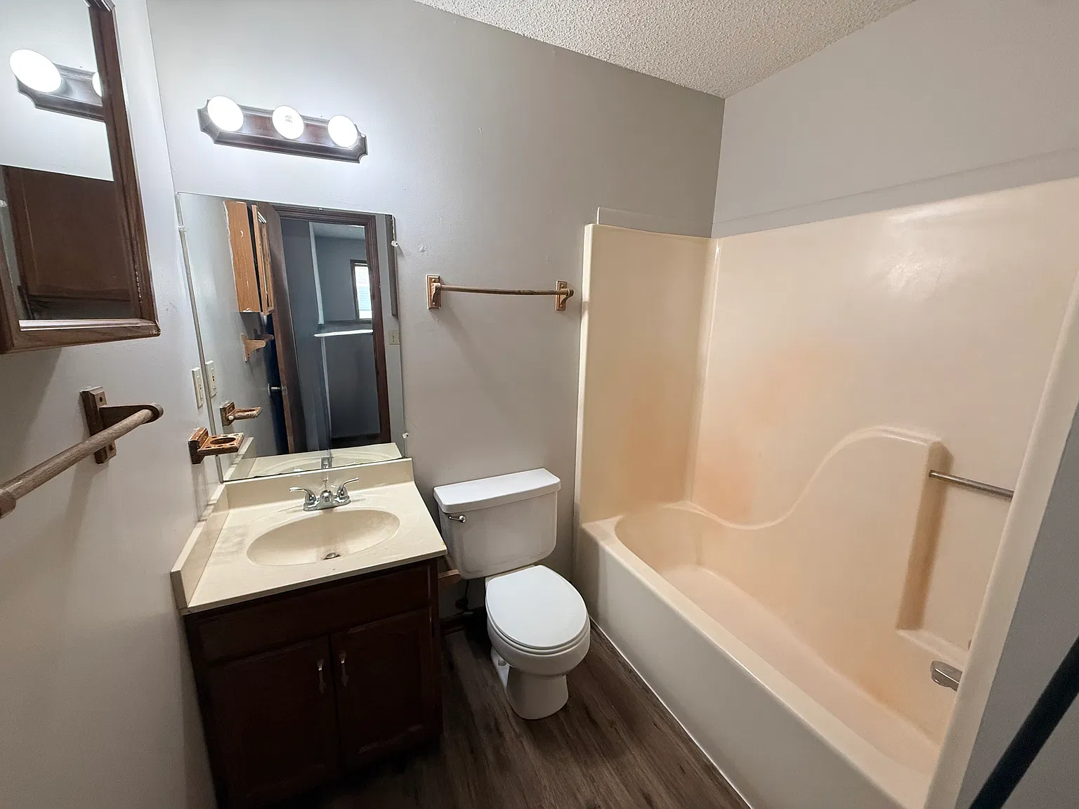 2 bed, 1.5 bath, $850 — Photo 1