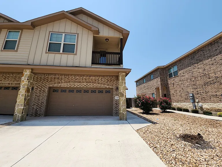 319 Creekside Curv — Photo 2